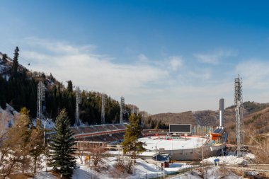 Almaty, Kazakistan - 02 Mart 2021: Ünlü yüksek irtifalı buz sahası Medeu