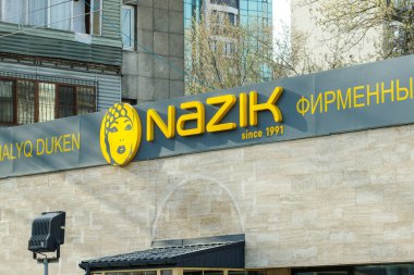 Mutfak dükkanının girişinde Nazik amblemi olan bir tabela. Almaty, Kazakistan - Nisan 05, 2022