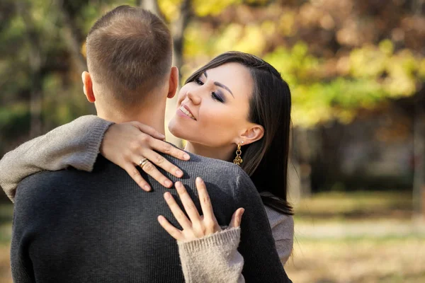 Beautiful Young Asian Woman Lovingly Hugging Her Man Autumn Park — Stockfoto