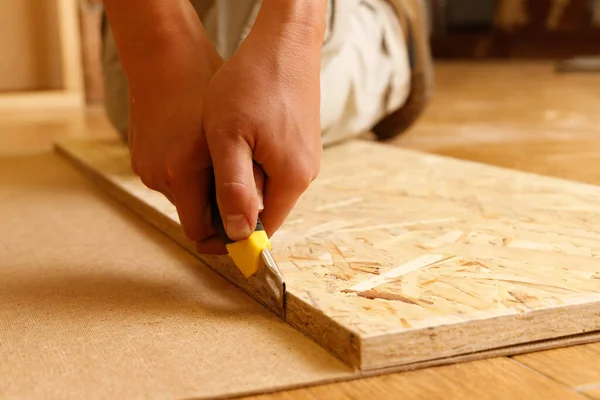 Close Hands Carpenter Who Cuts Fiberboard Mounting Knife Using Osb — Stock Photo, Image