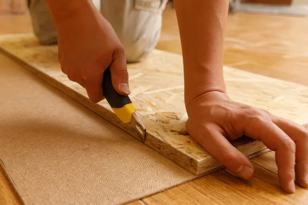 Carpenter Cuts Fiberboard Mounting Knife Using Osb — Stok Foto