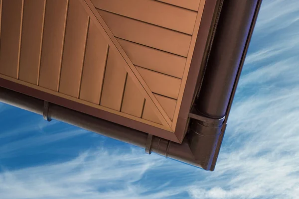 Dachgesims Mit Dachrinnensystem Gegen Den Blauen Himmel — Stockfoto