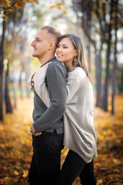 若い女性が後ろから男を抱きしめる 親族関係における過保護 — ストック写真
