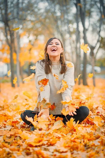 Gülen Genç Kadın Sonbahar Parkında Eğleniyor Düşen Yapraklarla Oynuyor Boşluğu — Stok fotoğraf