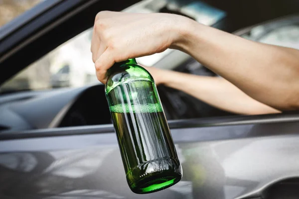 Mano Los Conductores Ventana Del Coche Sostiene Una Botella Alcohol — Foto de Stock