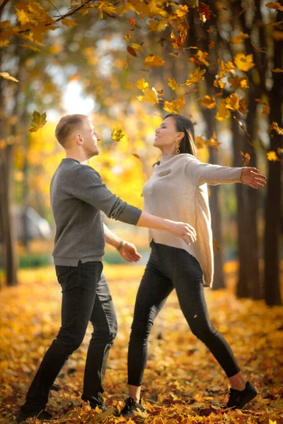 Autumn Park Warmen Sonnigen Tag Für Junge Paare Vertikaler Kopierraum — Stockfoto