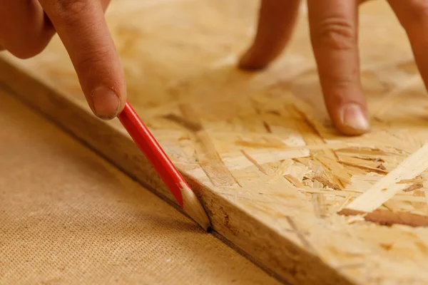 Tischler Macht Bleistiftzeichnungen Auf Faserplatten Mit Osb — Stockfoto