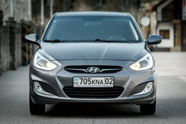 Kullanılmış Koreli araba B sınıfı gri renkli, sedan önden görünüşlü. Almaty, Kazakistan, 05 Nisan, 2022