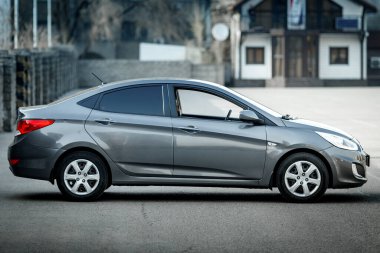 Hyundai aksanı gri renkli, sağ tarafı manzaralı. Almaty, Kazakistan, 05 Nisan, 2022