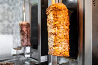 Geleneksel Türk fast food, Doner Kebap için tavuk ve sığır etli düşey rosto.