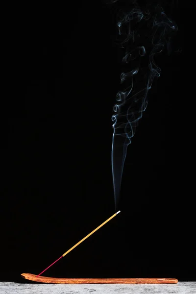 Brännande Rökning Rökelse Pinne Står Träställning Isolerad Svart Bakgrund — Stockfoto