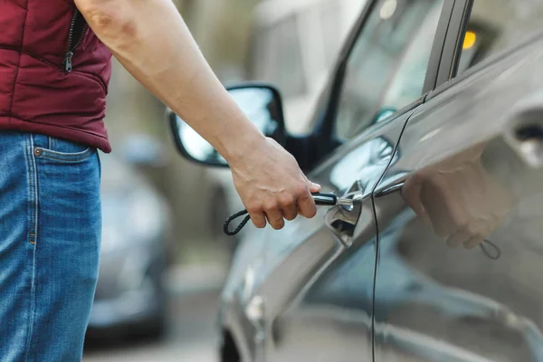 Ein Mann Öffnet Mit Einem Schlüssel Eine Autotür Leerer Akku — Stockfoto