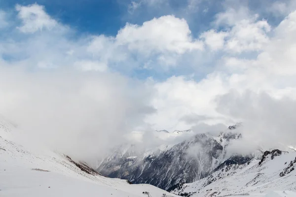 Snöiga Steniga Berg Smälter Samman Med Molnen — Stockfoto