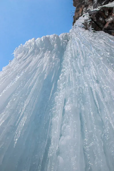 Dolní Pohled Zamrzlý Vodopád Skalnaté Hoře Zimním Dni — Stock fotografie