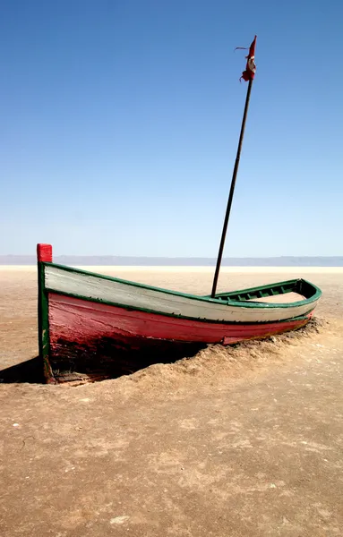 Boat in salt lake tunisia — Stock Photo, Image
