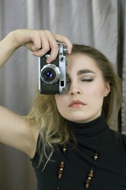 kız makyaj ve retro film kamera ile