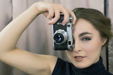 kız makyaj ve retro film kamera ile