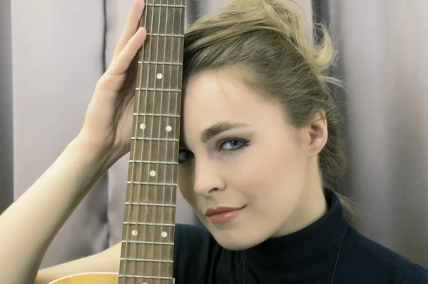 Jong meisje met make-up een een vintage gitaar — Stockfoto