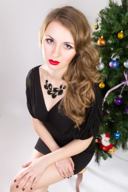 genç kız makyaj ve saç modeli arka plan Noel ağacı üzerinde