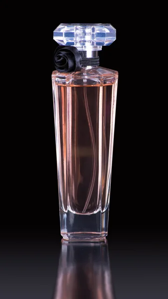 Garrafa de perfume whith rosa preta em preto — Fotografia de Stock
