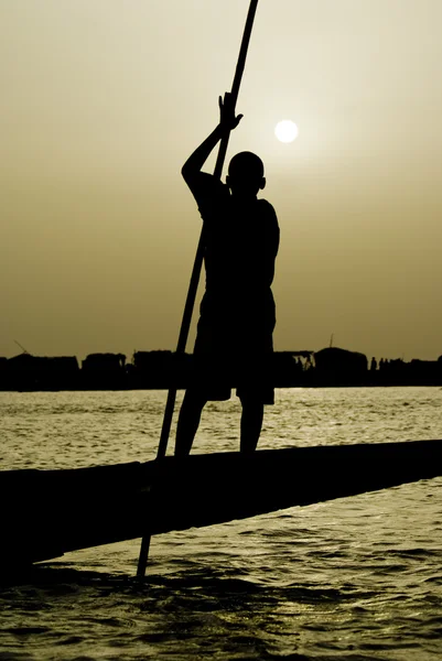 在尼日尔河，年轻的渔夫，在 pinasse 的日落 免版税图库照片