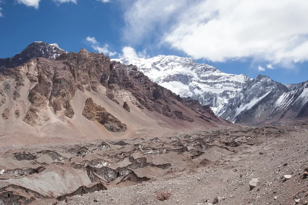 Trekking en el Parque Nacional del Aconcagua. Argentina . — Foto de Stock