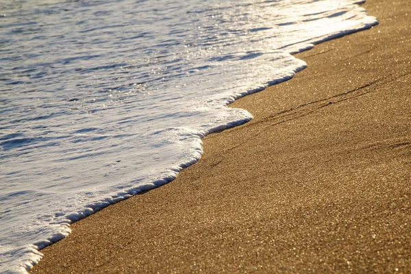 Gyllene sand och vit våg — Stockfoto