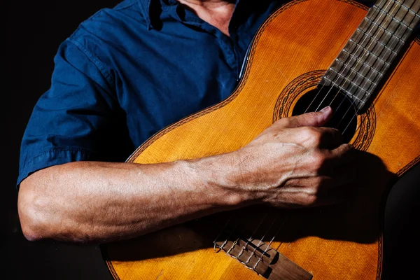 Tocando a guitarra — Fotografia de Stock