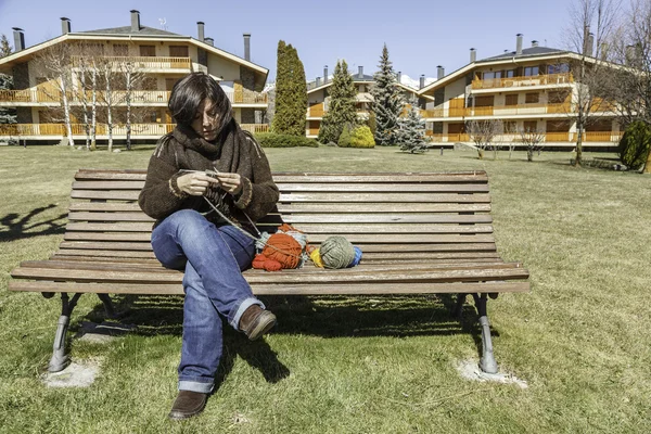 Knitting in the park — Stock Photo, Image