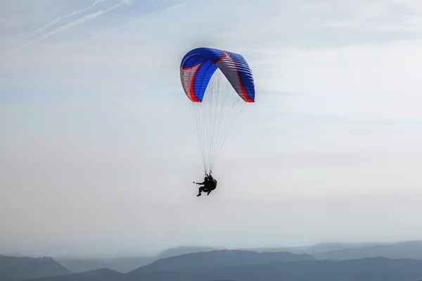 Çift kanatlı yamaç paraşütü — Stok fotoğraf