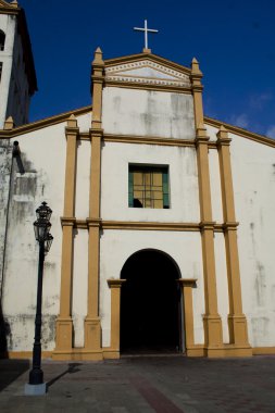 Kilise cephesi ile çapraz üzerinde çan kulesi