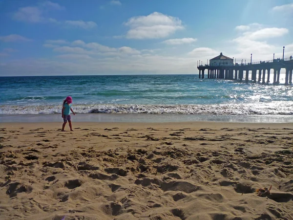 Sunny beach boardwalk ve küçük kız — Stok fotoğraf
