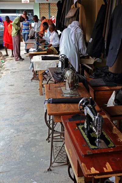 Krejčí a šicí stroje na a africké ulice — Stock fotografie