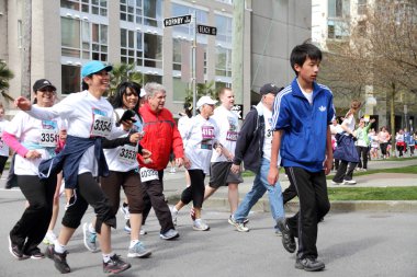 Katılımcılar koşmak mutlu vancouver sun