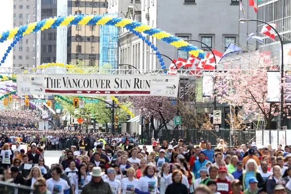 2013 Vancouver Sun Run Mass Start with Boston Jersey — Stock Photo, Image