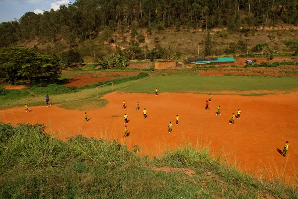 Africanos niños juego de fútbol Fotos de stock