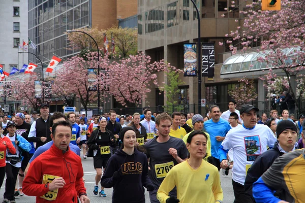 Vancouver Sun Run Participants - Yellow Group — Stock Photo, Image