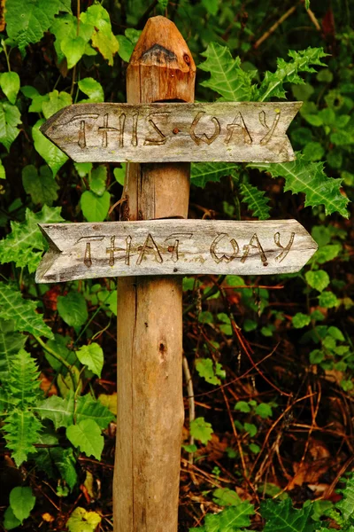 Garden Sign-This Way, That Way — Stock Photo, Image