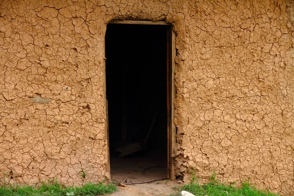 Cracked Mud House Wall with Dark Doorway — Stock Photo, Image