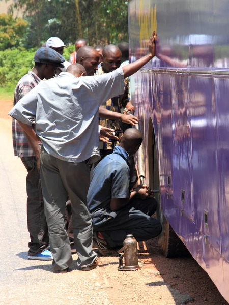 Αφρικανοί αλλάξουν μια ρόδα δημόσιο λεωφορείο — Φωτογραφία Αρχείου