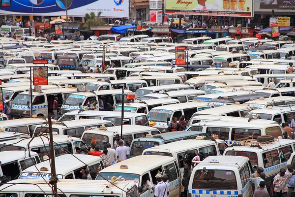 Caotico Kampala Uganda stazione degli autobus pubblici — Foto Stock