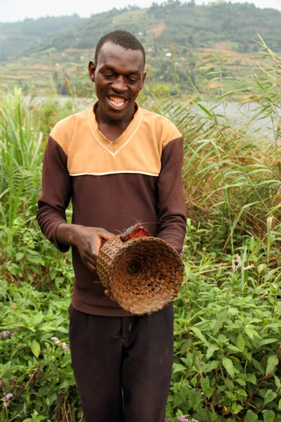 Ugandan Man Displays Crayfish and Trap — Stock Photo, Image