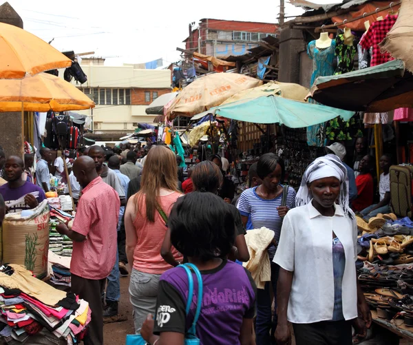 Vit kvinna i afrikanska marknaden shopping — Stockfoto