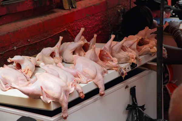 Pollo entero en venta en un mercado africano al aire libre —  Fotos de Stock