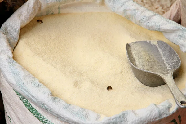 Saco de azúcar de caña con cuchara y abejas —  Fotos de Stock