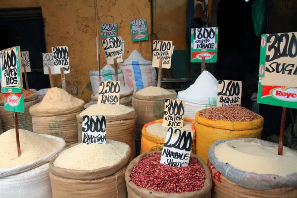 Aliments de base à vendre sur un marché africain — Photo