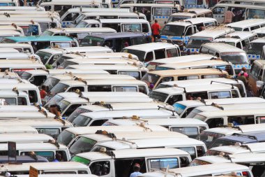 paketlenmiş dar mini otobüs