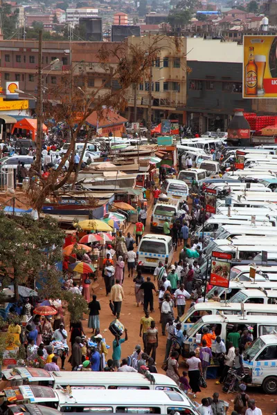 Kampala taksi park boyunca yürüyüş