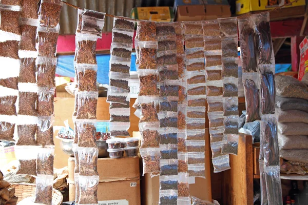 Специи, висящие в мешках на африканском рынке — стоковое фото