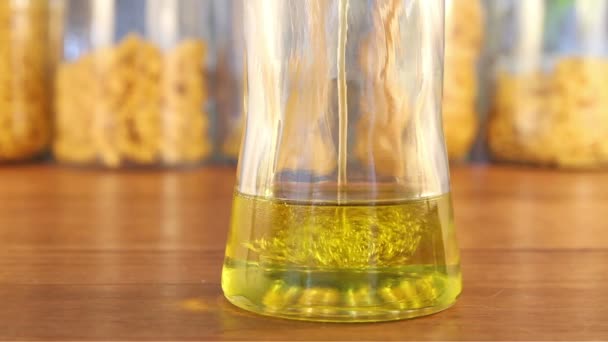 Наполнение банки оливкового масла в ручье и брызги — стоковое видео